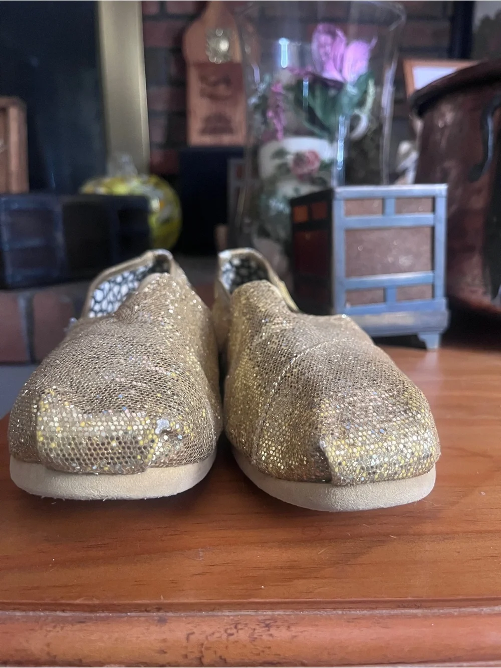 Gold glitter TOMS 7.5